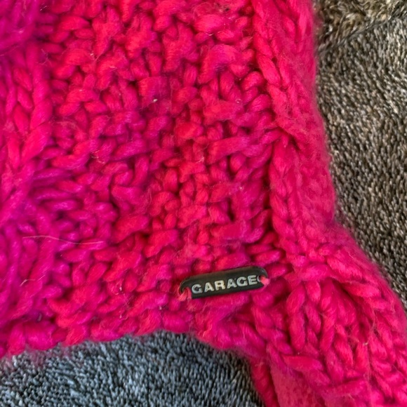 Bright pink pom-pom garage hat - Picture 2 of 2